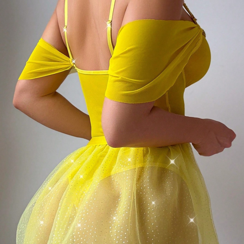 Seksualus blizgus vieno gabalo kostiumas komplektas su pūkuota sijonėliu ir tinklinėmis kojinėmis moterims, poliesteris 90–95%