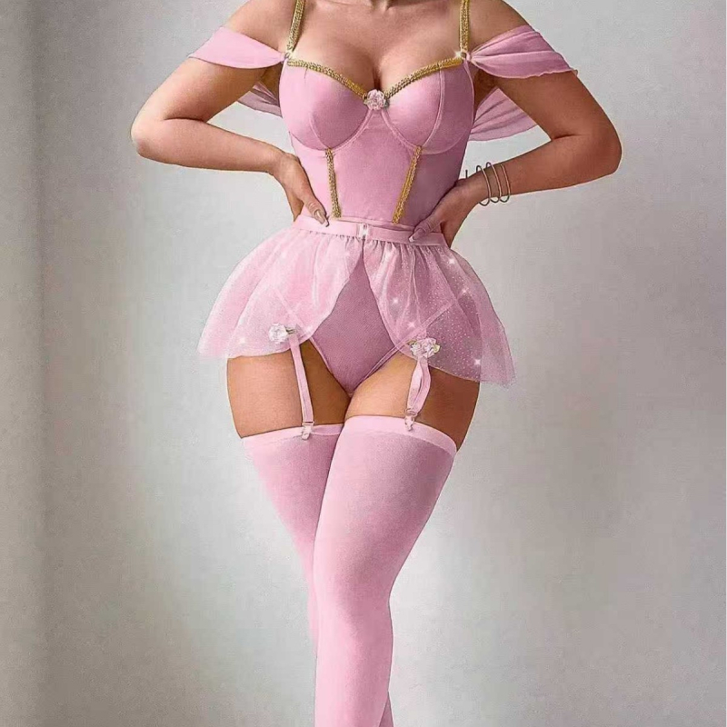 Seksualus blizgus vieno gabalo kostiumas komplektas su pūkuota sijonėliu ir tinklinėmis kojinėmis moterims, poliesteris 90–95%