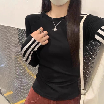 Тениска с райета (памук-спандекс смес 90–95% памук, под 30% спандекс; дълги ръкави; кръгло деколте; тясна кройка)