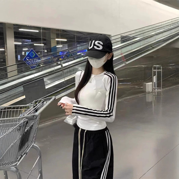 Тениска с райета (памук-спандекс смес 90–95% памук, под 30% спандекс; дълги ръкави; кръгло деколте; тясна кройка)