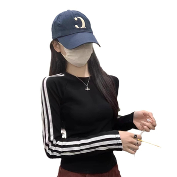 Тениска с райета (памук-спандекс смес 90–95% памук, под 30% спандекс; дълги ръкави; кръгло деколте; тясна кройка)