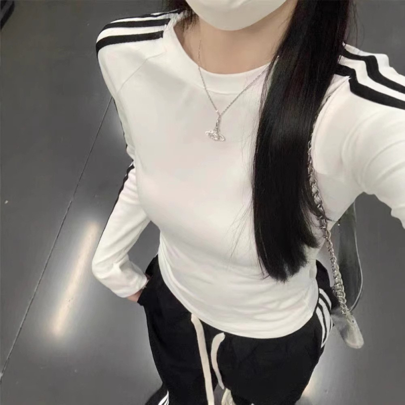 Тениска с райета (памук-спандекс смес 90–95% памук, под 30% спандекс; дълги ръкави; кръгло деколте; тясна кройка)