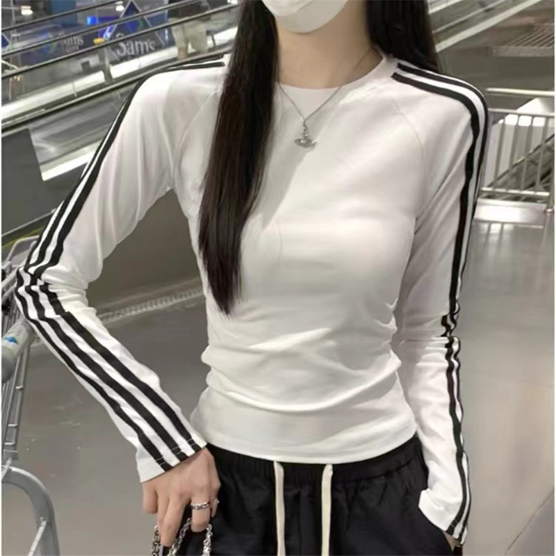 Тениска с райета (памук-спандекс смес 90–95% памук, под 30% спандекс; дълги ръкави; кръгло деколте; тясна кройка)