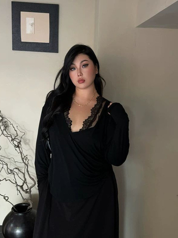 Ženski T-shirt, V-izrez, dugi rukavi, širok kroj, čipkasto šivanje s 3D uzorkom