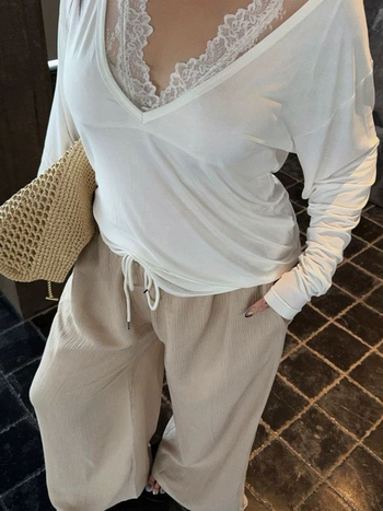 Ženski T-shirt, V-izrez, dugi rukavi, širok kroj, čipkasto šivanje s 3D uzorkom