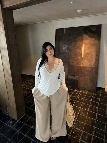 Ženski T-shirt, V-izrez, dugi rukavi, širok kroj, čipkasto šivanje s 3D uzorkom