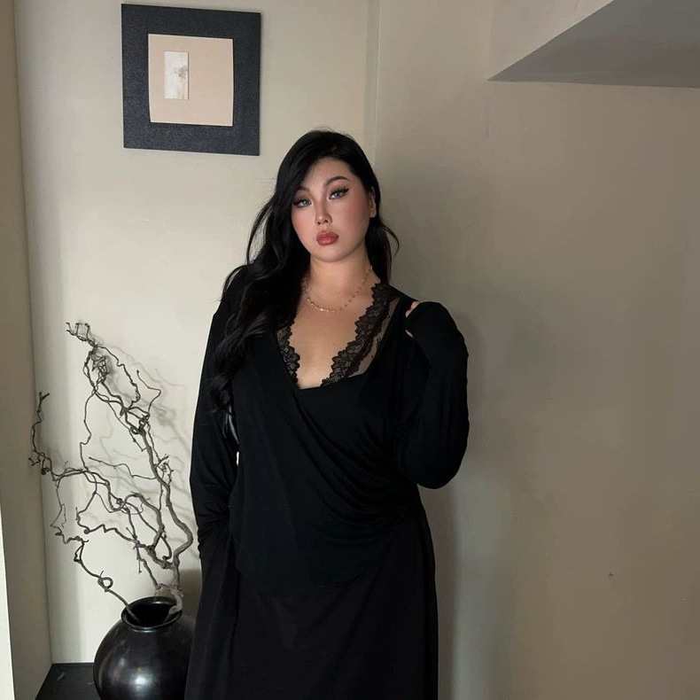 Ženski T-shirt, V-izrez, dugi rukavi, širok kroj, čipkasto šivanje s 3D uzorkom