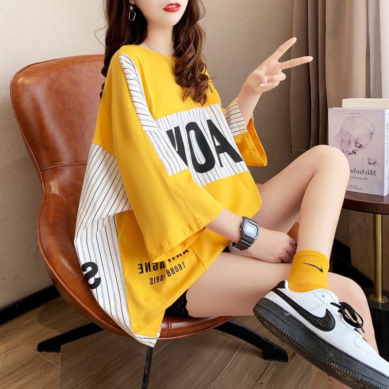 Ženski T-shirt, slobodan kroj, kratki rukavi, koláž s slovima, pamuk-poliester smjesa 30–50%