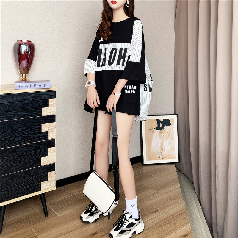 Ženski T-shirt, slobodan kroj, kratki rukavi, koláž s slovima, pamuk-poliester smjesa 30–50%