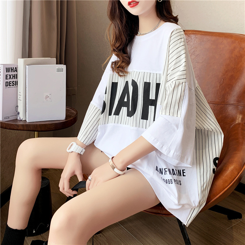 Ženski T-shirt, slobodan kroj, kratki rukavi, koláž s slovima, pamuk-poliester smjesa 30–50%