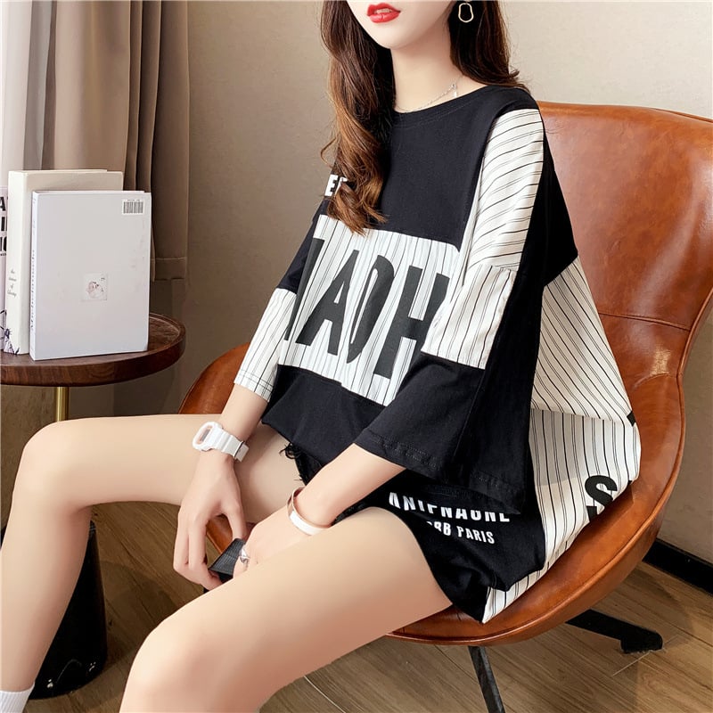 Ženski T-shirt, slobodan kroj, kratki rukavi, koláž s slovima, pamuk-poliester smjesa 30–50%