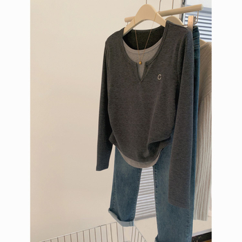 Oversize majica od chenille s V-izrezom i vezenjem