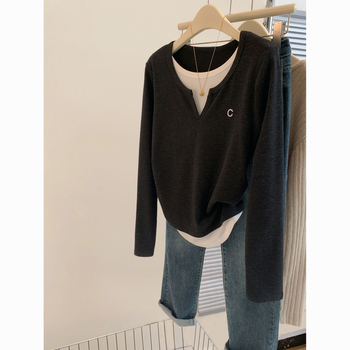 Oversize majica od chenille s V-izrezom i vezenjem