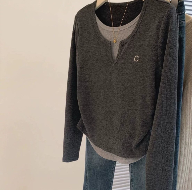 Oversize majica od chenille s V-izrezom i vezenjem