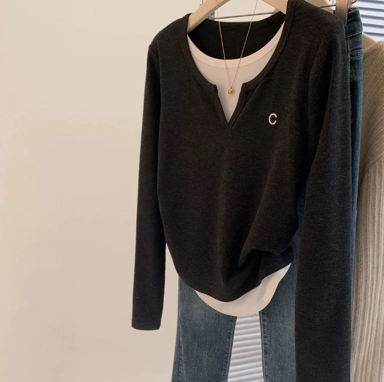 Oversize majica od chenille s V-izrezom i vezenjem