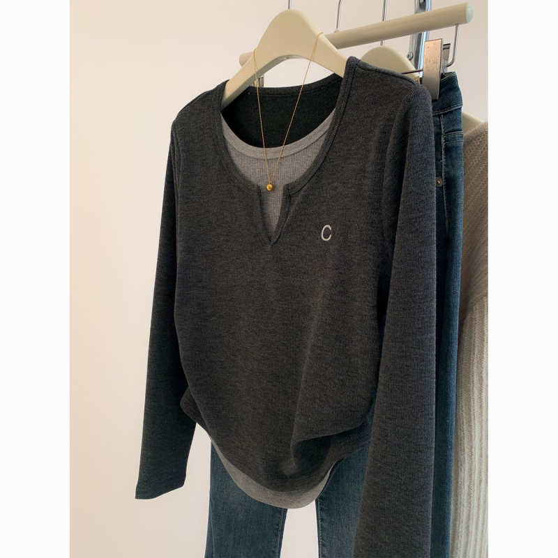Oversize majica od chenille s V-izrezom i vezenjem