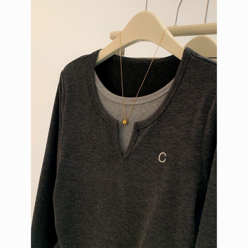 Oversize majica od chenille s V-izrezom i vezenjem