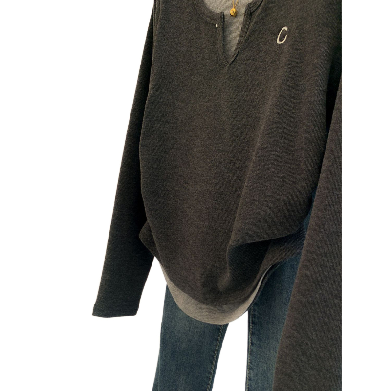 Oversize majica od chenille s V-izrezom i vezenjem