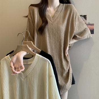 Top s V-izrezom i razrezom, srednje duljine, slobodnog kroja, kratkih rukava, poliester, ljeto 2025