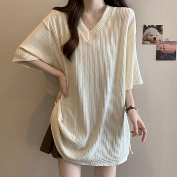 Top s V-izrezom i razrezom, srednje duljine, slobodnog kroja, kratkih rukava, poliester, ljeto 2025