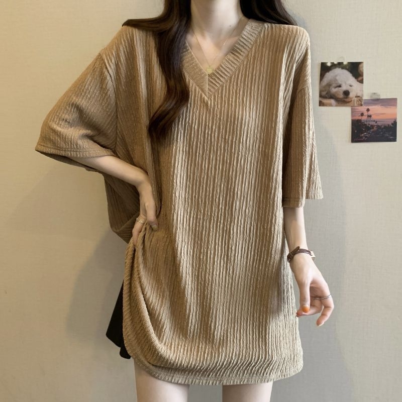 Top s V-izrezom i razrezom, srednje duljine, slobodnog kroja, kratkih rukava, poliester, ljeto 2025