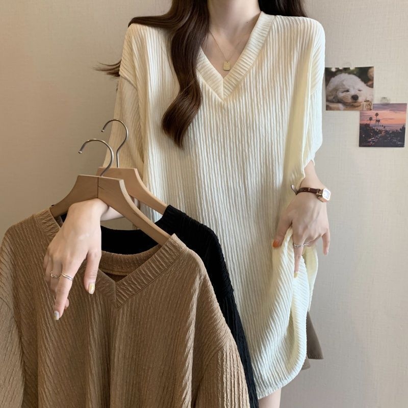 Top s V-izrezom i razrezom, srednje duljine, slobodnog kroja, kratkih rukava, poliester, ljeto 2025