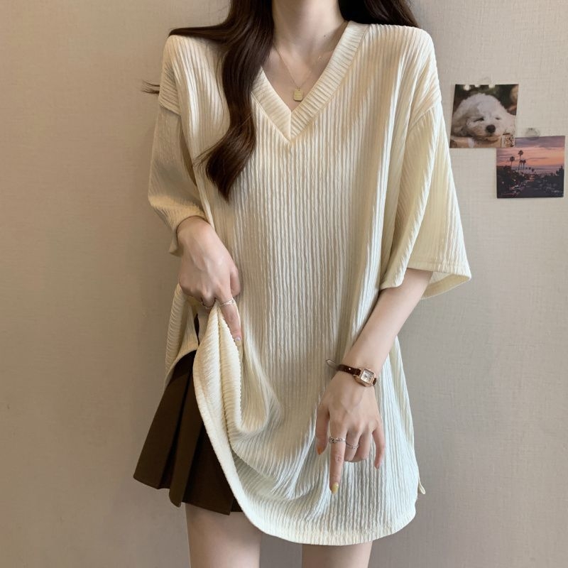 Top s V-izrezom i razrezom, srednje duljine, slobodnog kroja, kratkih rukava, poliester, ljeto 2025