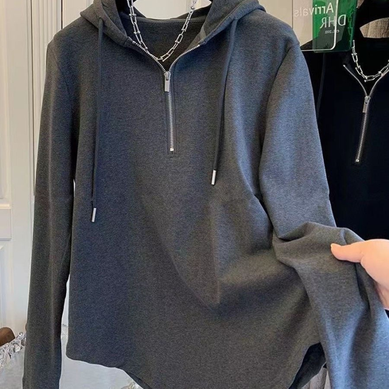 Oversize majica s V-izrezom, broderijom i dugim rukavima