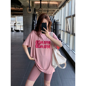 Jóga póló gyorsan száradó poliészterből, 95% poliészter tartalom, rövid ujjú, kerek nyakú, bő szabás