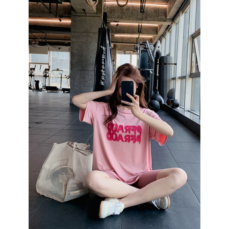 Jóga póló gyorsan száradó poliészterből, 95% poliészter tartalom, rövid ujjú, kerek nyakú, bő szabás