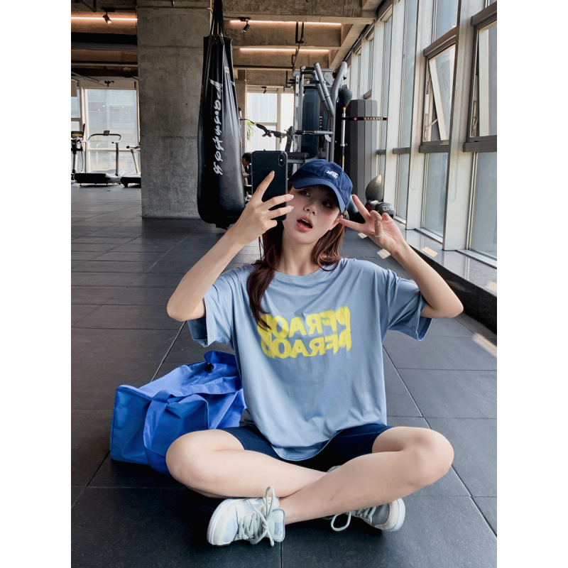 Jóga póló gyorsan száradó poliészterből, 95% poliészter tartalom, rövid ujjú, kerek nyakú, bő szabás