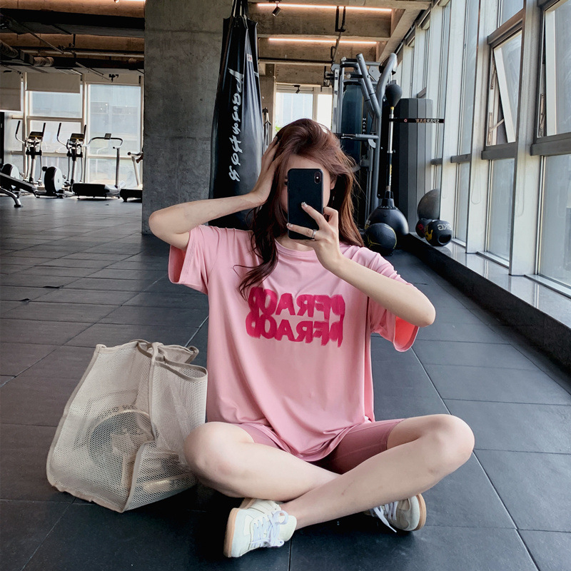 Jóga póló gyorsan száradó poliészterből, 95% poliészter tartalom, rövid ujjú, kerek nyakú, bő szabás