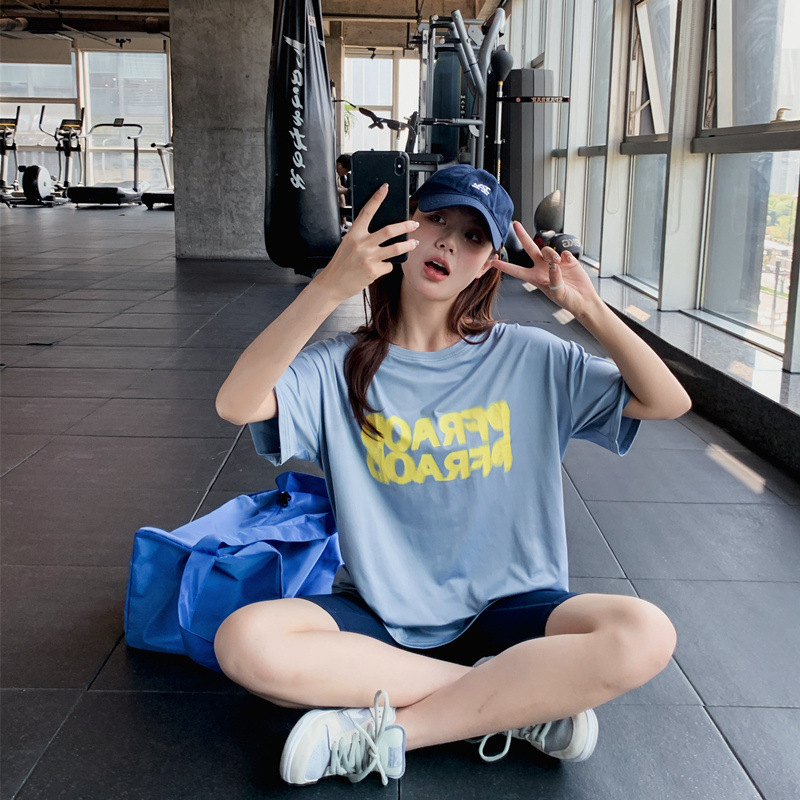 Jóga póló gyorsan száradó poliészterből, 95% poliészter tartalom, rövid ujjú, kerek nyakú, bő szabás