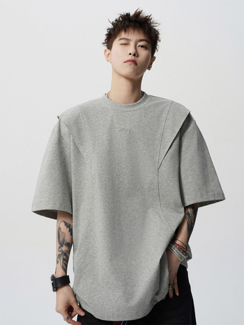 Férfi kereknyakú, rövid ujjú, testhezálló szabású póló pamut‑poliészter keverékből (81–90% pamut), nyári viselet