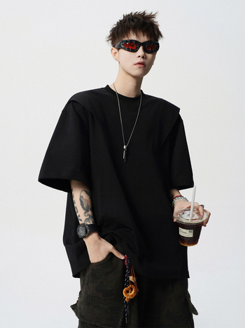 Férfi kereknyakú, rövid ujjú, testhezálló szabású póló pamut‑poliészter keverékből (81–90% pamut), nyári viselet