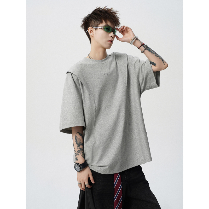 Férfi kereknyakú, rövid ujjú, testhezálló szabású póló pamut‑poliészter keverékből (81–90% pamut), nyári viselet