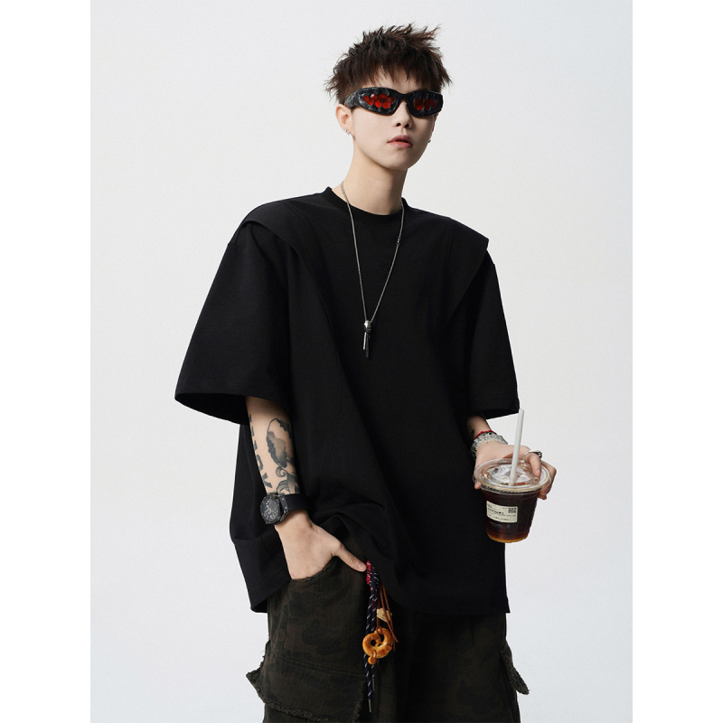 Férfi kereknyakú, rövid ujjú, testhezálló szabású póló pamut‑poliészter keverékből (81–90% pamut), nyári viselet