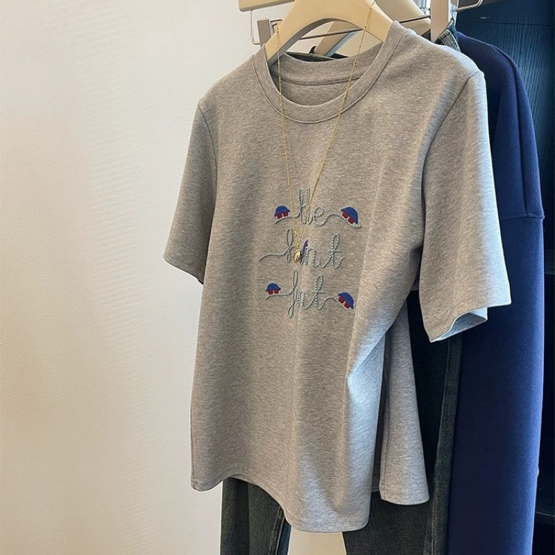 Ženska pamucna majica s izšivkom, kratki rukavi, okrugli izrez, slobodan A-oblika silueta, japansko-korejski casual stil, ljeto 2025