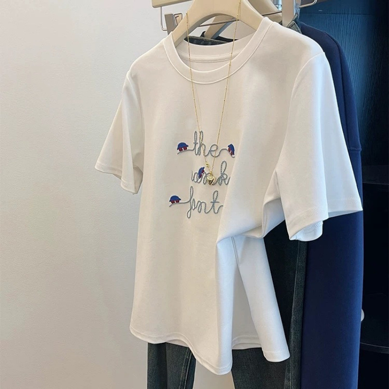 Ženska pamucna majica s izšivkom, kratki rukavi, okrugli izrez, slobodan A-oblika silueta, japansko-korejski casual stil, ljeto 2025