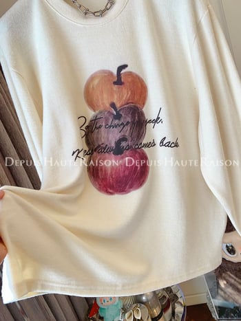 Tricou T cu mâneci lungi, croială lejeră, imprimeu floral, poliester 70–80%, guler rotund, lungime medie.