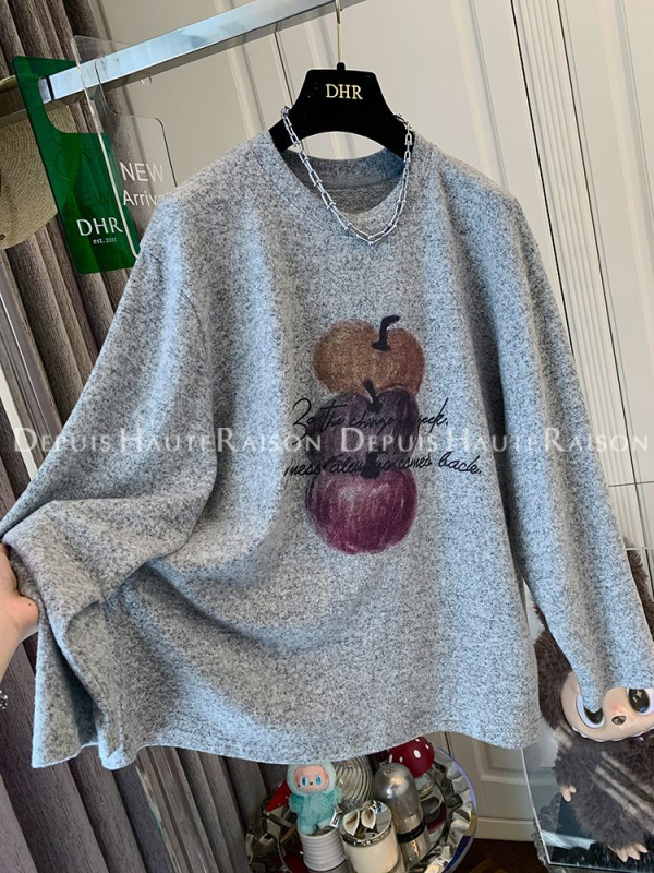 Tricou T cu mâneci lungi, croială lejeră, imprimeu floral, poliester 70–80%, guler rotund, lungime medie.