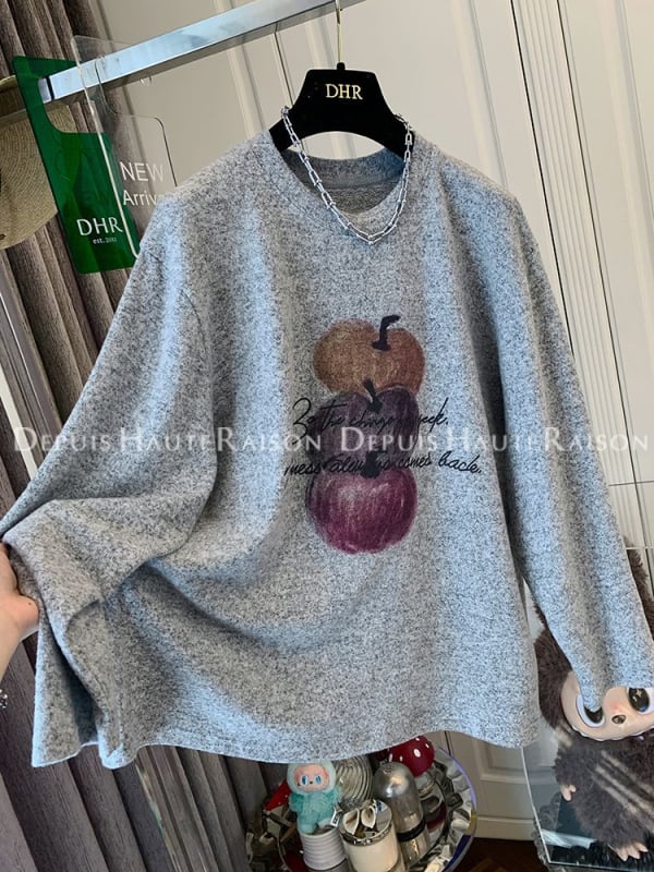 Tricou T cu mâneci lungi, croială lejeră, imprimeu floral, poliester 70–80%, guler rotund, lungime medie.