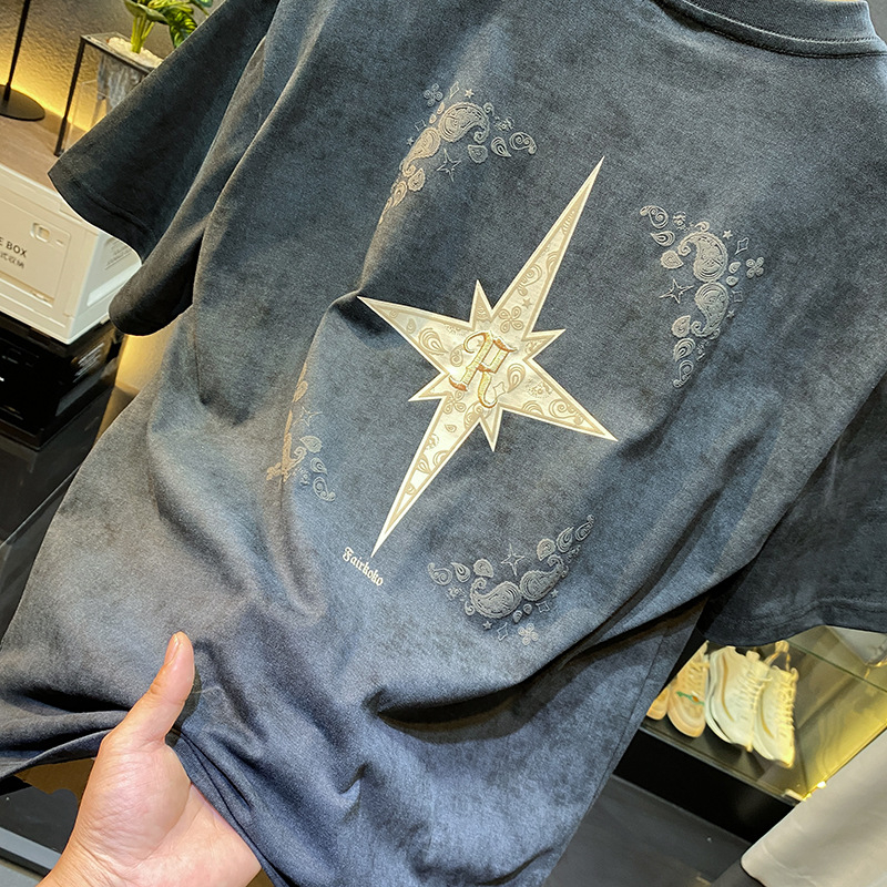 Muška T majica s okruglim izrezom, kratkim rukavima, labavim krojem, vezeni dizajn