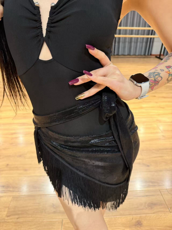 Plesna odjeća: moderno latino plesno odijelo s hip scarf, naramenjiva suknja, trokutasti šal s resicama (Materijal: laneno; Podstava: laneno; Unisex)
