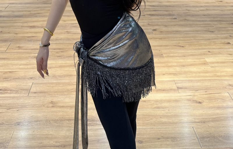 Plesna odjeća: moderno latino plesno odijelo s hip scarf, naramenjiva suknja, trokutasti šal s resicama (Materijal: laneno; Podstava: laneno; Unisex)