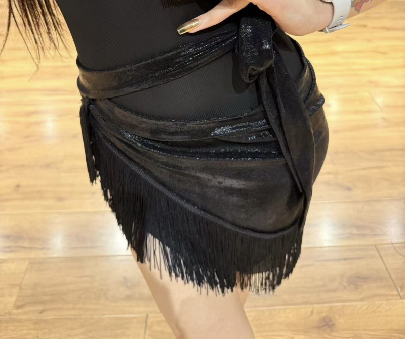Plesna odjeća: moderno latino plesno odijelo s hip scarf, naramenjiva suknja, trokutasti šal s resicama (Materijal: laneno; Podstava: laneno; Unisex)