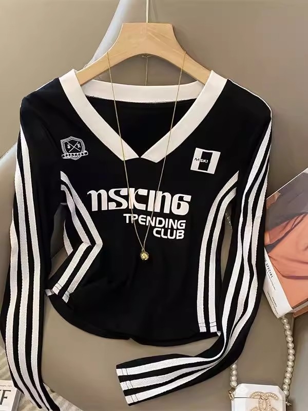 Ženski poliesterski T-shirt s patchwork prugastim dizajnom, dugi rukavi, V-izrez, otisak s alfabetnim slovima — uski kroj