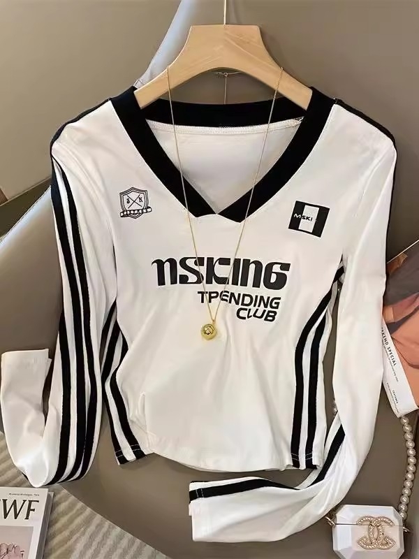 Ženski poliesterski T-shirt s patchwork prugastim dizajnom, dugi rukavi, V-izrez, otisak s alfabetnim slovima — uski kroj