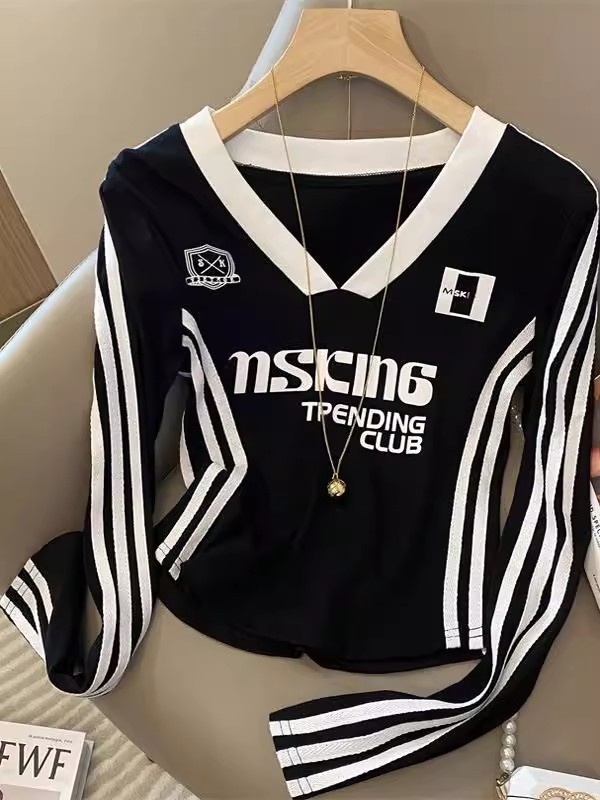 Ženski poliesterski T-shirt s patchwork prugastim dizajnom, dugi rukavi, V-izrez, otisak s alfabetnim slovima — uski kroj