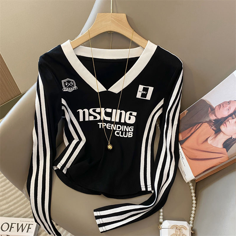 Ženski poliesterski T-shirt s patchwork prugastim dizajnom, dugi rukavi, V-izrez, otisak s alfabetnim slovima — uski kroj